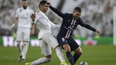 Marco Verrati z Paris St. Germain si pokrývá balon ped Casemirem z Realu...