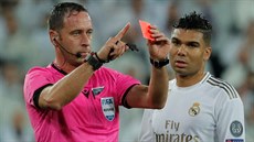 Rozhod�í Artur Soares Dias na základ� konzultace s VAR anuluje �ervenou kartu,...
