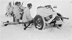 Zimní válka 1939 - 1940, fin�tí vojáci s uko�ist�ným sov�tským protitankovým...