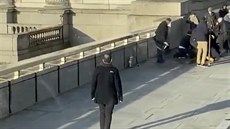 Útočníka na London Bridge se snažila přemoci skupina kolemjdoucích. Na snímku...