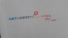 Podpis Antigraffiti týmu �vylep�ený� fixem.