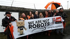 Nejsme roboti, hlásá transparent, který v rukou drí zamstnanci Amazonu v...