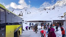 Skibus vysazuje lyae u dolního parkovit, kde zaíná zaíná sedaková...