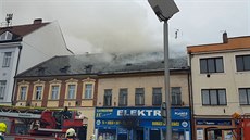 Na náměstí ve Dvoře Králové hoří dům, blízkou radnici evakuovali