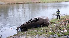 Hasii v Polabinách vylovili auto z Labe. (29. listopadu 2019)