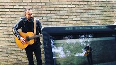 Hynek Toman, kytarista Support Lesbiens, pi natáení klipu Here I Am