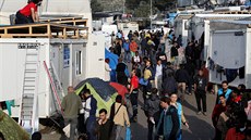 Migranti v uprchlickém táboe Moria na eckém ostrov Lesbos (27. listopadu...