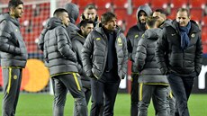Italský trenér Antonio Conte (uprostřed) si prohlíží stadion v pražském Edenu,...