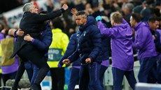 Trenér José Mourinho slaví se svými asistenty jednu z branek Tottenhamu v...