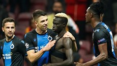 Fotbalisté Brugg slaví vst�elenou branku Krépina Diatty (druhý zprava), který...