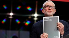 Lídr britských labourist� Jeremy Corbyn p�edstavil volební program. (21....
