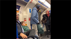 Antisemita (uprostřed) se v londýnském metru navážel do židovské rodiny....