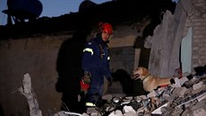 Albánci odklízejí následky ni�ivého zem�t�esení na západ� zem�. Pomáhají jim v...