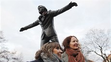 Barbora (vlevo) a Tereza Hrzánovy odhalily sochu svého otce v Táboře.