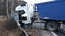 �idi� kamion vyvázl bez zran�ní.