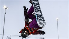 Chloe Kim soutí bhem finále dámské snowboardové rally na Burton European...