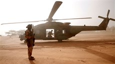 Francouzský voják na strái bhem operace Barkhane v Mali (29. ervence 2019)