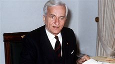 Nmecký exprezident Richard von Weizsäcker ve své kancelái. (8. ledna 1985)