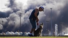 V petrochemickém závodu v Texasu došlo k sérii explozí. (27. listopadu 2019)