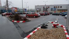 Parkovat zdarma bude brzy u marketu moné jen dv hodiny. Hlídat to budou...