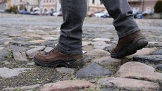 P�i ch�zi po tr�ících valounech na kada�ském nám�stí hrozí vyvrtnutí kotníku.