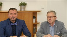 Primátor Dína Jaroslav Hrouda a námstek Jií Andl (vpravo) na tiskové...