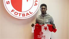 Oscar Dorley pózuje po pestupu s dresem Slavie.