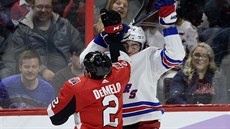 Filip Chytil z New York Rangers schytal úder, poíhal si na nj Dylan DeMelo z...