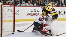 Jake Guentzel z Pittsburghu skóruje, branká  New Jersey Mackenzie Blackwood...