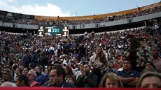 Diváci pi tenisové exhibici v nejvtí býí arén svta v Mexico City.