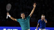 Roger Federer slaví vítzství pi tenisové exhibici v nejvtí býí arén svta...