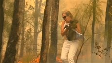 Žena v Austrálii zachránila hořící koalu
