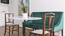 Jídelnu tvoí kavárenský stolek se staroitnými idlemi a zeleným sofa, které...