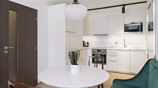 Bílé nábytkové vybavení z IKEA vytváí neutrální podklad, díky nmu mohou...