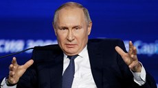 Ruský prezident Vladimir Putin mluví na investiním fóru v Moskv. (20....