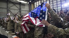 Americký prezident Donald Trump neekan navtívil americké vojáky na základn...