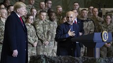 Americký prezident Donald Trump (vlevo) neekan navtívil americké vojáky na...