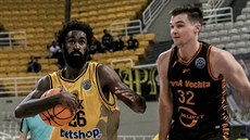 Howard Sant-Roos (vlevo) z AEK Atény úto�í kolem Steva Vasturii z Rasty Vechta.