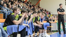 Ústetí basketbalisté a jejich trenér Antonín Pitcký sledují zápas s Ostravou.