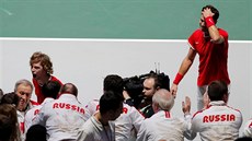 Andrej Rubljov (vlevo v erveném) a Karen Chaanov slaví s ruským týmem.