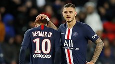 Neymara (vlevo) z Paris St Germain utuje spoluhrá Mauro Icardi.