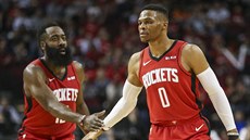 James Harden (vlevo) a Russell Westbrook z Houstonu v derby s Dallasem.