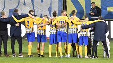 Opav�tí hrá�i d�kují fanou�k�m po skon�ení zápasu.