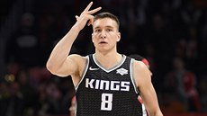 Bogdan Bogdanovi ze Sacramenta má radost ze své trojky proti Washingtonu.