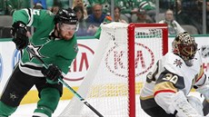 Radek Faksa (vlevo) z Dallasu ohro�uje branku  Malcolma Subbana z Vegas.