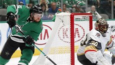 Radek Faksa (vlevo) z Dallasu ohrouje branku  Malcolma Subbana z Vegas.