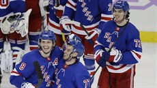 Jacob Trouba (8), Tony DeAngelo (77) a Filip Chytil (72) z New York Rangers...