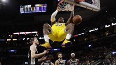 LeBron James (23) z LA Lakers se po smei houpe na obrui nad hlavami hrá San...