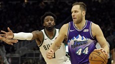 Bojan Bogdanovi (44) z Utahu se dere kolem Wesleyho Matthewse z Milwaukee.