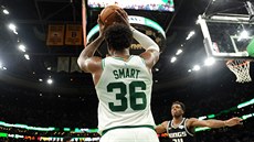 Marcus Smart (36) z Bostonu vhazuje v zápase se Sacramentem.